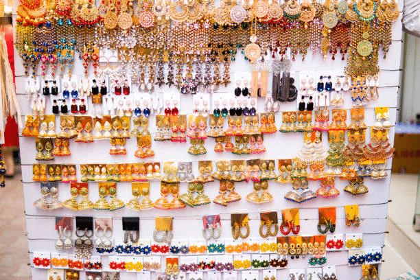 Vật phẩm, trang sức chế tác từ đá quý phong thuỷ được bày bán tại các shop đá phong thủy Lâm Đồng rất đa dạng màu sắc