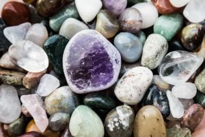 Thạch anh tự nhiên được hình thành từ các loại đá