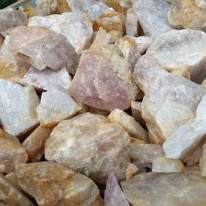 Đá thạch anh thô là một loại đá bán quý tự nhiên